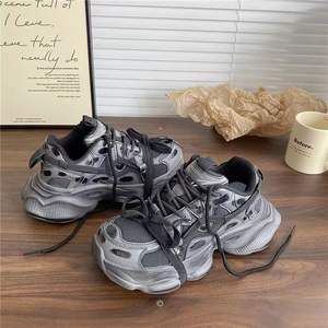 Chaussures de sport noires de style de marque de luxe, aspect vieilli, respirantes, légères, augmentant la taille, semelle épaisse et souple, pour hommes et femmes - Product Image 4