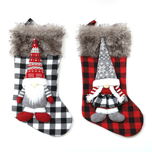 TC Nouvelle Collection Noël 3D 48*28cm Poupée Gnome Couple Chaussettes de Noël à Carreaux Décorations Artisanales pour Déco de Fêtes - Product Image 2