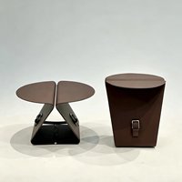 Table d'appoint moderne en acier inoxydable et cuir, forme en X avec détail de boucle en cuir, table d'appoint pour salon