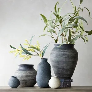 Vase à fleurs de salon en relief texturé avec logo rétro personnalisé vases à bourgeons vase en céramique pour la décoration intérieure - Product Image 1