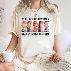 Camiseta informal de algodón para mujer con estampado empoderador y cuello redondo de manga corta con la frase: "Las mujeres bien educadas raramente hacen historia" - Product Image 3
