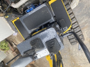 Miniexcavadora Usada Kobelco SK10SR Japonesa con Giro Cero, Motor Yanmar, Orugas de Goma Retráctiles, para Jardinería y Paisajismo - Product Image 6