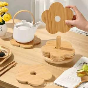 Posavasos de madera natural con forma de flor, alfombrillas aislantes del calor para uso en mesas de cocina - Product Image 2