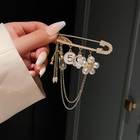 Broche para mulheres, moda de luxo de pérolas, flor de pérola, strass, ornamentos, número 5, broche para meninas, joias, elegante, broche de borla