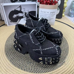 Chaussures plateforme pour femmes au design original, de style punk gothique, avec lacets, appartenant à la sub-culture des « cool girls » - Product Image 4