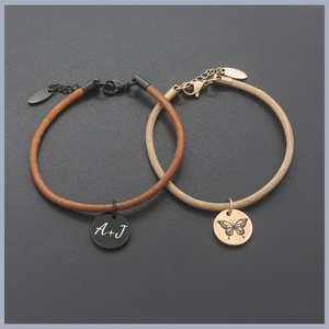 Pulsera Minimalista de Cuero con Disco de Acero Inoxidable Grabado Personalizado, Hipoalergénica <span class=keywords><strong>y</strong></span> Resistente al Deslustre - Product Image 2