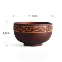 Bol de service en bois unique avec une forme organique et fini naturel pour une présentation de table créative et artistique