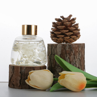 Diffuseur de bouteille en verre d'huile essentielle d'huile naturelle de parfum de décoration de luxe avec des bâtons de fleur d'arome