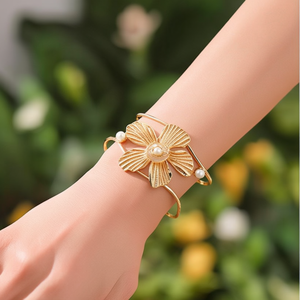 กำไลข้อมือแฟชั่น สแตนเลสสตีล 316L ชุบทอง PVD ดีไซน์ดอกไม้ประดับมุก ทนทาน เป็นมิตรต่อสิ่งแวดล้อม - Product Image 3