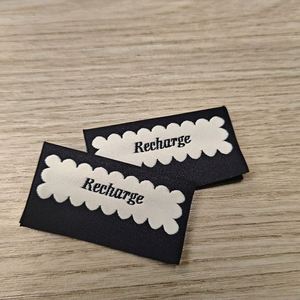 Etiquetas de Ropa de Poliéster Tejido para Hombre, Plegables al Centro, 4*4 CM, para Pantalones, Logotipo de Marca de Lujo, 12 Colores, Personalizadas, Ecológicas, Venta al Por Mayor - Product Image 1