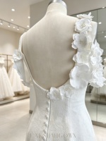 Robe de mariée sirène minimaliste florale à épaules dénudées, col en V, en satin de luxe, avec traîne chapelle, personnalisable