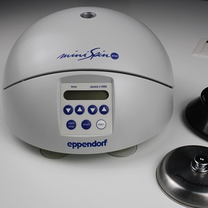 Microcentrifugeuse de paillasse Eppendorf MiniSpin Plus 14500 tr/min 31554xg pour usage en laboratoire - Product Image 1
