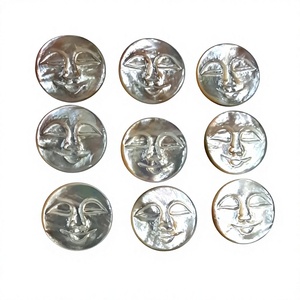 Cabujón de Nácar Tallado con Cara Sonriente para Fabricación de Joyería al por Mayor - Product Image 1