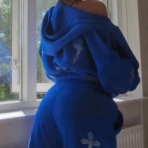 Nouvel Arrivage Ootd Ensemble de survêtement à capuche avec logo personnalisé OEM, strass de haute qualité, coupe à épaules tombantes et impression en relief - Product Image 1