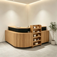 Comptoir de réception moderne en bois courbé, couleur personnalisée, durable, avec étagères verticales intégrées, taille personnalisable pour boutique