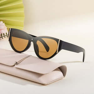 Yt 77176 Gafas de sol tipo ojo de gato para mujer, montura negra de PC, lentes Uv400, gafas de sol de clase 2 para un estilo moderno - Product Image 1