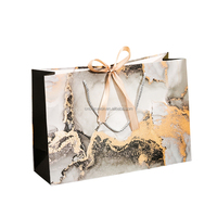 Vente en gros de sacs à provisions personnalisés en papier marbré beige avec poignée en ruban sacs en carton imprimés avec logo pour vêtements et jupes
