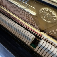   Piano droit vintage YUS, fabrication japonaise, arrière-plan en X, table de sonorisation en épicéa massif, son chaud