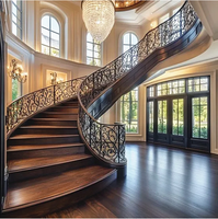 Escalier flottant moderne de style luxueux avec poutres en acier courbées, marches ouvertes en bois, éclairage LED et garde-corps en verre pour villa extérieure