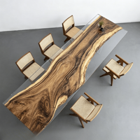 Table de salle à manger artisanale en bois massif de noyer à bord naturel, avec résine époxy, style moderne et durable
