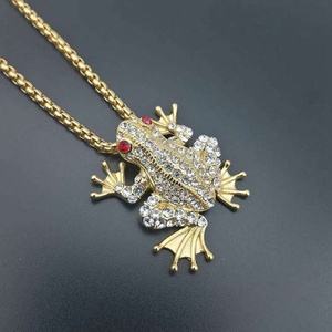 Colliers Éco-Responsables en Acier Inoxydable avec Chaîne Classique à Maillons et Pendentif Grenouille à Œil Rouge en Zircon Cubique, par un Créateur de Mode - Product Image 2