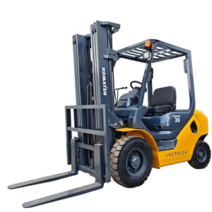 Chariot élévateur diesel compact Komatsu FD30 d'occasion du Japon, 3 tonnes, avec déplaceur latéral hydraulique, pneus pleins, composants d'origine, bonnes performances, prix abordable - Product Image 1