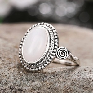 Anello Vintage Punk con Pietra Ovale Iridescente per Donne, Accessorio Moda per Uso Quotidiano e Feste - Product Image 1