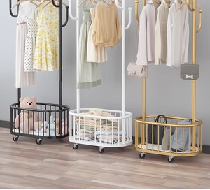 ราวแขวนเสื้อผ้าทันสมัยทำจากโลหะผสมสังกะสี พร้อมกระจกเงาแบบหมุนได้เต็มตัว ดีไซน์ตั้งพื้นถึงเพดาน พร้อมล้อเลื่อนอเนกประสงค์สำหรับแขวนและเก็บเสื้อผ้า - Product Image 5