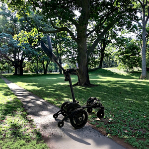 Chariot de golf automatique intelligent BETETEK, construction en alliage d'aluminium, vitesse de 7 km/h, portée de 45 km, capacité de charge de 80 kg, 6 roues en mousse - Product Image 1