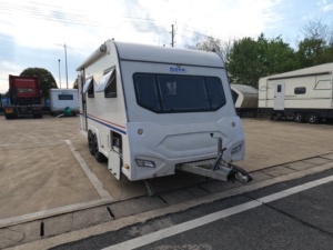 Nuevo Remolque de Viaje de Doble Eje con Diseño Moderno de Aleación de Aluminio para Disfrutar de la Vida, Aventuras al Aire Libre, Caravana RV - Product Image 1