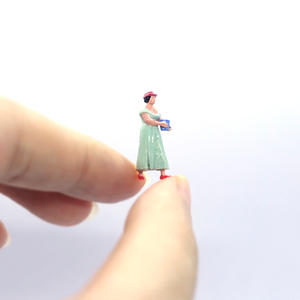 IOTA 1/64 ABS Sand Table <span class=keywords><strong>Action</strong></span> Figure Femme avec un <span class=keywords><strong>Pot</strong></span> de Fleur Jouet Durable pour Afficher ou Jouer - Product Image 3