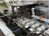Insérateur automatique de dépliants pour machine d'emballage en carton de tubes et flacons de crème cosmétique