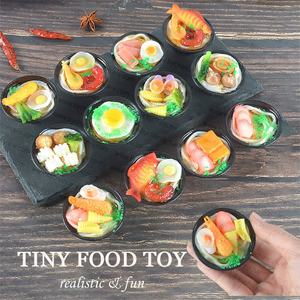 Casa de muñecas en miniatura, juguetes de comida asiática falsa, simulación de fideos <span class=keywords><strong>Udon</strong></span> artificiales, Ramen de mariscos con mini cuenco para dijes colgantes DIY - Product Image 1