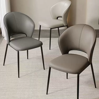 Chaise de salle à manger de style italien, cuir noir, avec structure en métal moderne, pour la maison, les hôtels, les restaurants et les salles à manger.