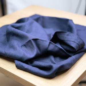 Tissu en coton Khadi biologique tissé à la main, poids moyen 105 GSM, bleu uni, séchage rapide, respirant, pour chemises et robes de garçons - Product Image 1