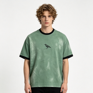 T-shirt Ringer Effetto Sbiadito Verde con Stampa Corvo Piccolo, Streetwear da Uomo, Colletto con Bordo Nero, Vestibilità Oversize, in Cotone - Product Image 2