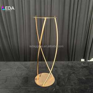 Centro de Mesa LEDA con Base de Metal Dorado, Decoración Moderna para Mesa de Boda - Product Image 2