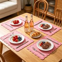 Manteles Individuales Rosados y Rojos Bordados con Borde Ondulado de 13 x 19 Pulgadas, Manteles Individuales Bordados con Borde Ondulado para Comedor, Bodas, Fiestas, Decoración Navideña
