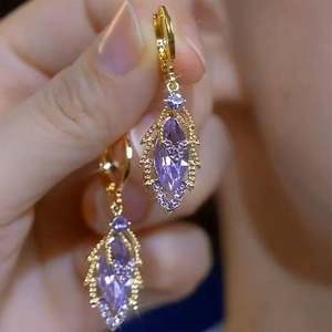 Boucles d'oreilles en alliage de style français, luxe léger, plaqué or, zircon, feuille, pour l'anniversaire des femmes - Product Image 3
