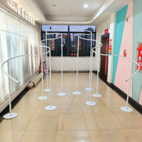 Standing backdrop pernikahan modern bentuk bulat, dekorasi acara, warna emas putih hitam, besi, ukuran bisa disesuaikan, tahan lama