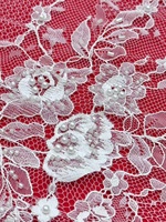 Tissu de luxe en dentelle à motif floral symétrique, perles tubulaires, bordure festonnée et maille cils pour robes de mariée et de soirée