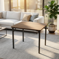 Ensemble de table à manger industrielle moderne avec chaises à accoudoirs, structure en fer et plateau en bois pour utilisation en extérieur dans les restaurants