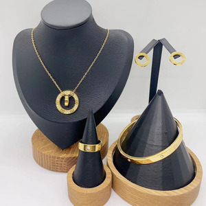 18K altın kaplama Dubai sıcak satış marka paslanmaz çelik çift yüzük birbirine düğün parti kadınlar için takı seti toptan - Product Image 1