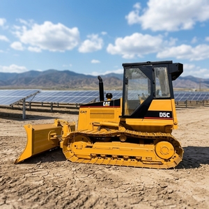 Topadora de cadenas Caterpillar D5C amarilla, equipo de construcción con cuchilla y motor para tareas de movimiento de tierras - Product Image 1