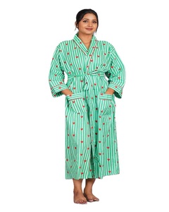 Robe kimono en coton grande taille à motif floral rouge et vert, imprimé floral artisanal, vêtement décontracté pour la maison, disponible en gros - Product Image 1