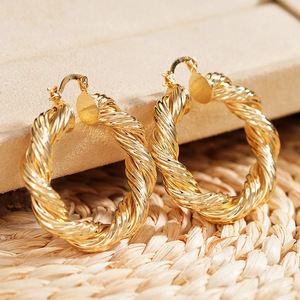 Orecchini a Spirale in Metallo per Donne, Gioielli Minimalisti e Audaci, Accessorio di Moda per Uso Quotidiano - Product Image 6