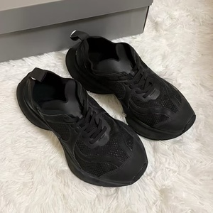 Zapatillas retro de malla a rayas grises y rosas para parejas, de la marca francesa de diseñador. Zapatos Oxford casuales con suela gruesa y elevada - Product Image 2
