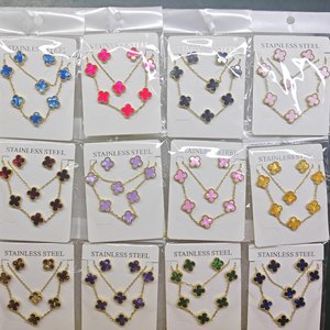 Collar, Pulsera y Pendientes <span class=keywords><strong>de</strong></span> Trébol <span class=keywords><strong>de</strong></span> Cuatro <span class=keywords><strong>Hojas</strong></span> <span class=keywords><strong>de</strong></span> 13mm, Juego <span class=keywords><strong>de</strong></span> Tres Piezas con Baño <span class=keywords><strong>de</strong></span> Oro <span class=keywords><strong>de</strong></span> 18k en Horno <span class=keywords><strong>de</strong></span> Vacío, Diseño Exclusivo Transfronterizo - Product Image 3