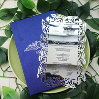 Carte d'invitation de mariage en acrylique miroir argenté découpé au laser avec couverture rigide en soie de dernière génération et invitation en tissu bleu marine avec couverture rigide