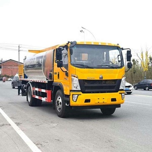 Precio de Fábrica, Camión Distribuidor de Asfalto HOWO 4X2 de 6000L con Bomba Inteligente de Alta Eficiencia - Product Image 1